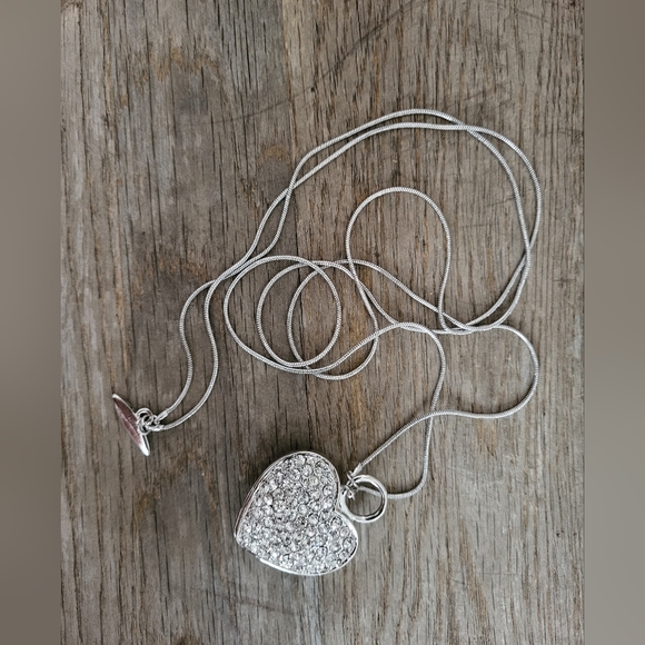 Vintage Silver Tone Heart Shaped Pendant Necklace - Picture 4 of 8